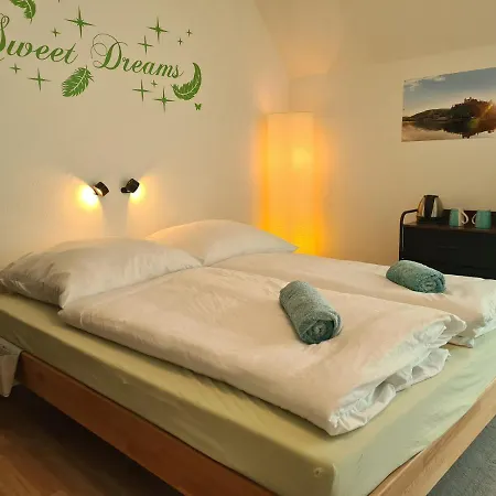 Lichtdurchflutetes - Kaeppele Homestay Waldbuttelbrunn